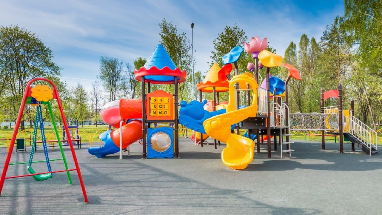 Policías detienen a niños que entraron "ilegalmente" en un parque