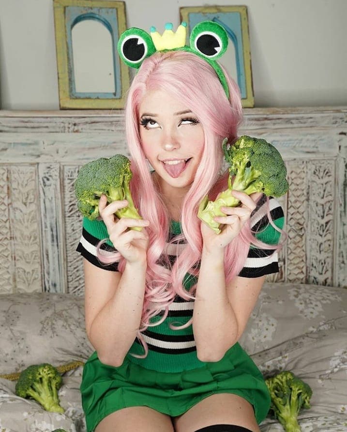 La cosplayer se disfraza de personajes y también de otras cosas. A veces no hay que buscarle sentido a sus atuendos y los objetos que usa.