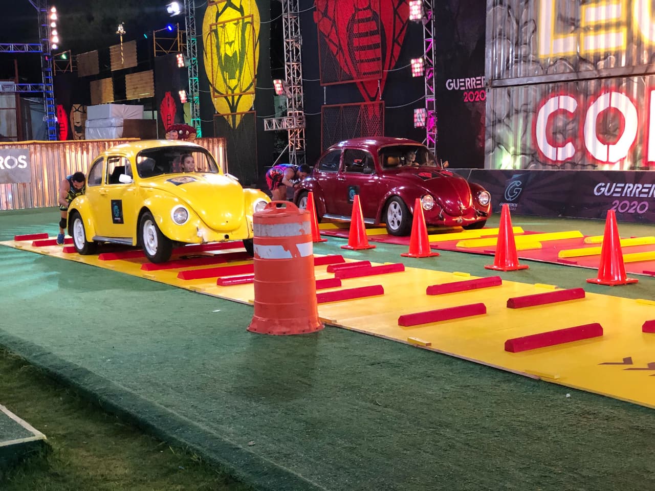 Un juego nuevo llamado ‘Tracción extrema’ en el que dos guerreros de cada equipo empujan un coche, con un pasajero, en una pista con topes. El juego fue para Leones que llegó a 1350 puntos.
