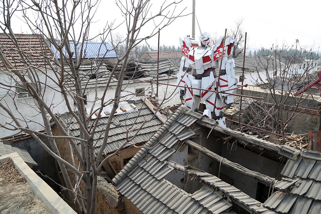 En esta foto vemos la estatua de 6.6 metros de altura del popular personaje de Gundam, hecha por un estudiante universitario el 4 de marzo de 2016 en Tai'an, China. El Gundam, de casi una tonelada de peso, está hecho de madera y su pintura es resistente al agua.