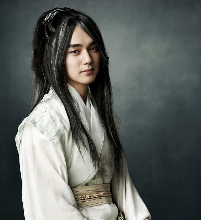 El Emperador de Jade es el gobernante del cielo en la mitología china. Y, naturalmente, tendría en algún punto que ser interpretado por un galán asiático como Yoo Seung Ho.