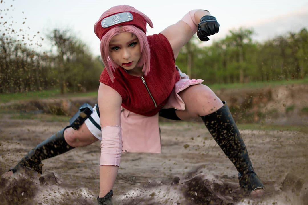 Si bien es criticada por muchos fans del anime, sus habilidades curativas y su fuerza son dos características de esta kunoichi y esta fotografía captura esos elementos.