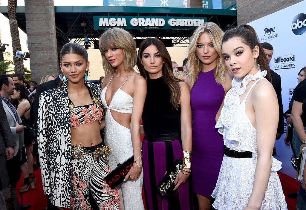 Tiene grandes amigas dentro del mundo del espectáculo como Beyoncé, Serena Williams y Taylor Swift, apareciendo en el video musical ‘Bad Blood’.