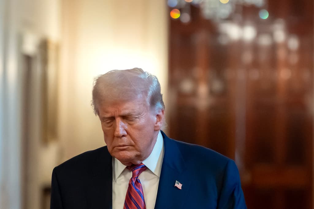 Trump demanda al diario WSJ y amplía su presión sobre los medios