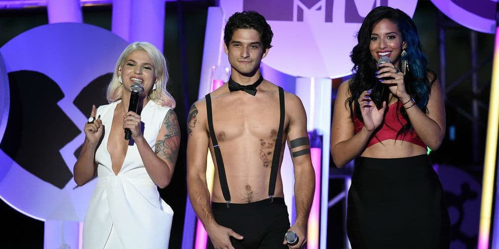 Tyler Posey se desnuda durante premios