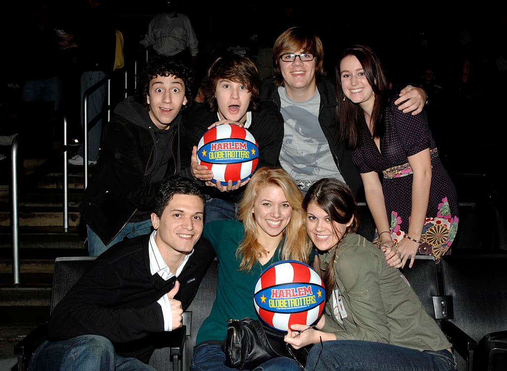 Aquí vemos a parte del elenco Top Row, Teo Olivares, Devon Werkheiser, Guests, Bottom Row, Vinicius Machado, Carlie Casey, Lindsey Shaw y Carlie Casey.