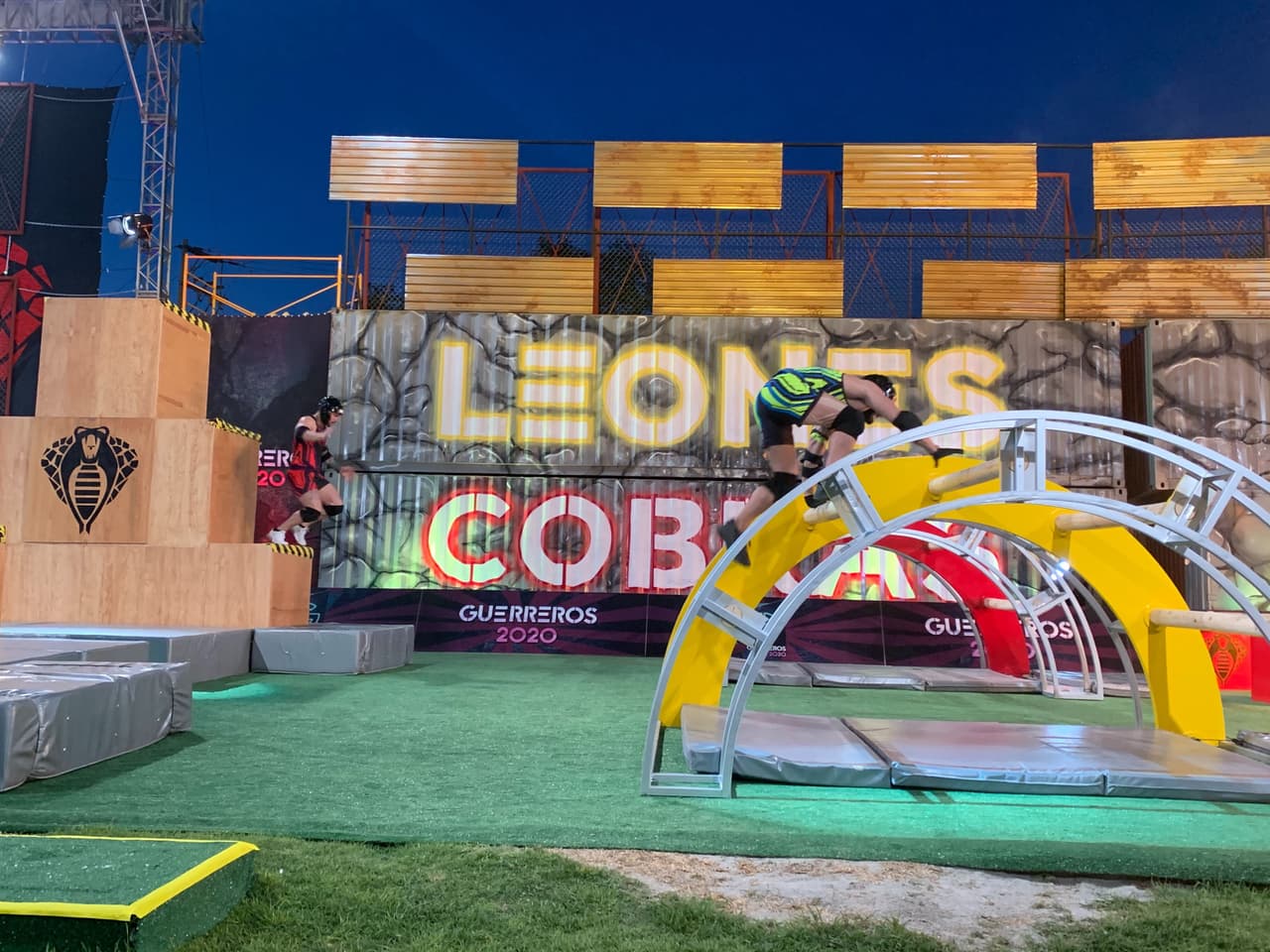 En la primera de ellas Nicola, del equipo de Macky fue el primer caído al competir contra Memo Corral.