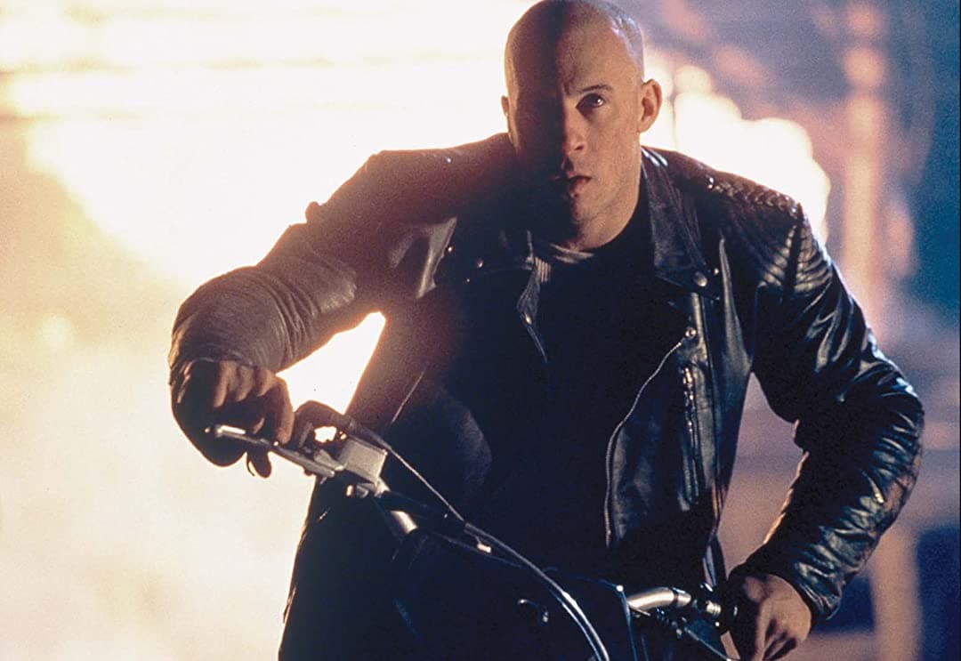 2002 - xXx: El doble de Vin Diesel en esta película fue Harry L. O’Connor, quien murió en una escena donde estaba haciendo rappel y la cuerda se soltó, lo cual provocó que se golpeara contra un puente. Harry perdió la vida al instante.