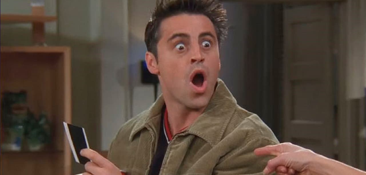 Aunque no fue la primera voz que tuvo 'Joey' de la serie 'Friends', en la página oficial de Mendoza, aparece el crédito de segunda voz.