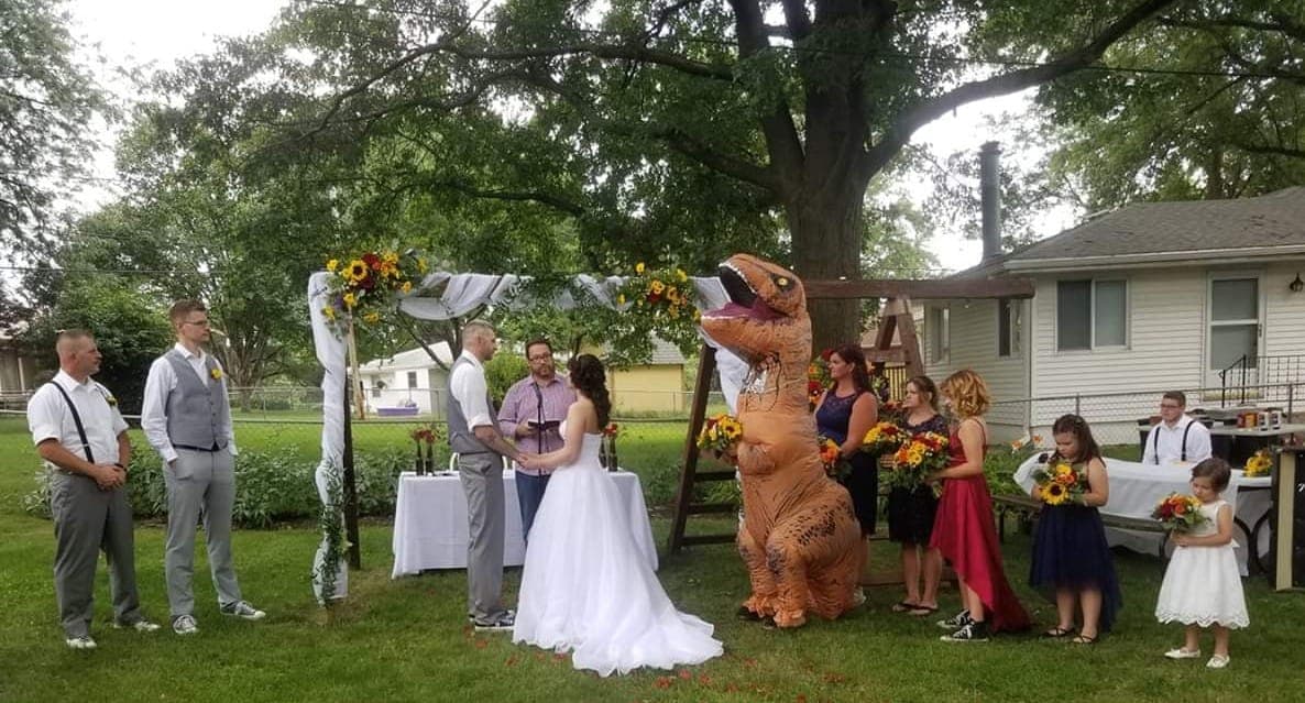 Esta dama de honor se fue vestida de Dinosaurio a la boda de su hermana