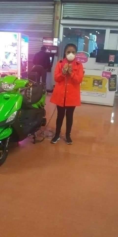 Mujer se encadena a moto