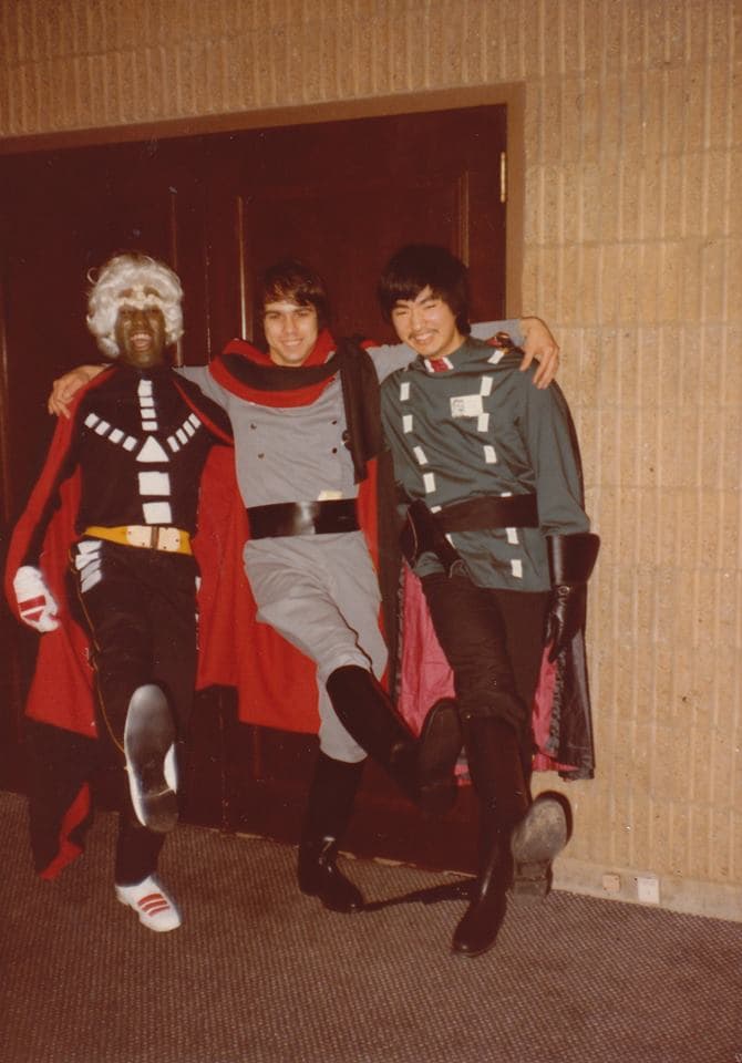 ¿Cómo era el Cosplay en el pasado? Esta galería quizá te sirva como ejemplo. Se trata de la Worldcon de 1983. Sí, una convención de ciencia ficción celebrada en Baltimore, Estados Unidos, hace 35 años. James Kaposztas, quien estuvo presente, compartió una sesión de fotos entre diversos cosplayers asistentes.