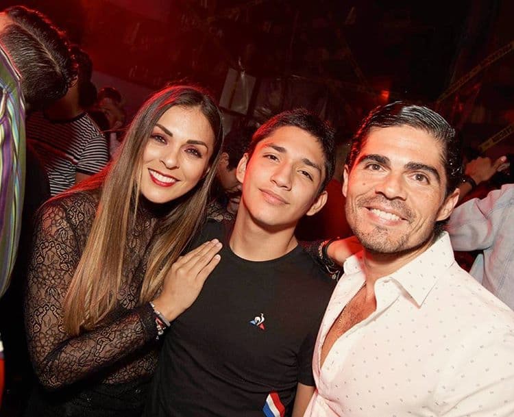El adolescente parece tener una buena relación con la actual pareja de Alejandra, Roberto Veytia, quien es el padre de la pequeña Luciana.