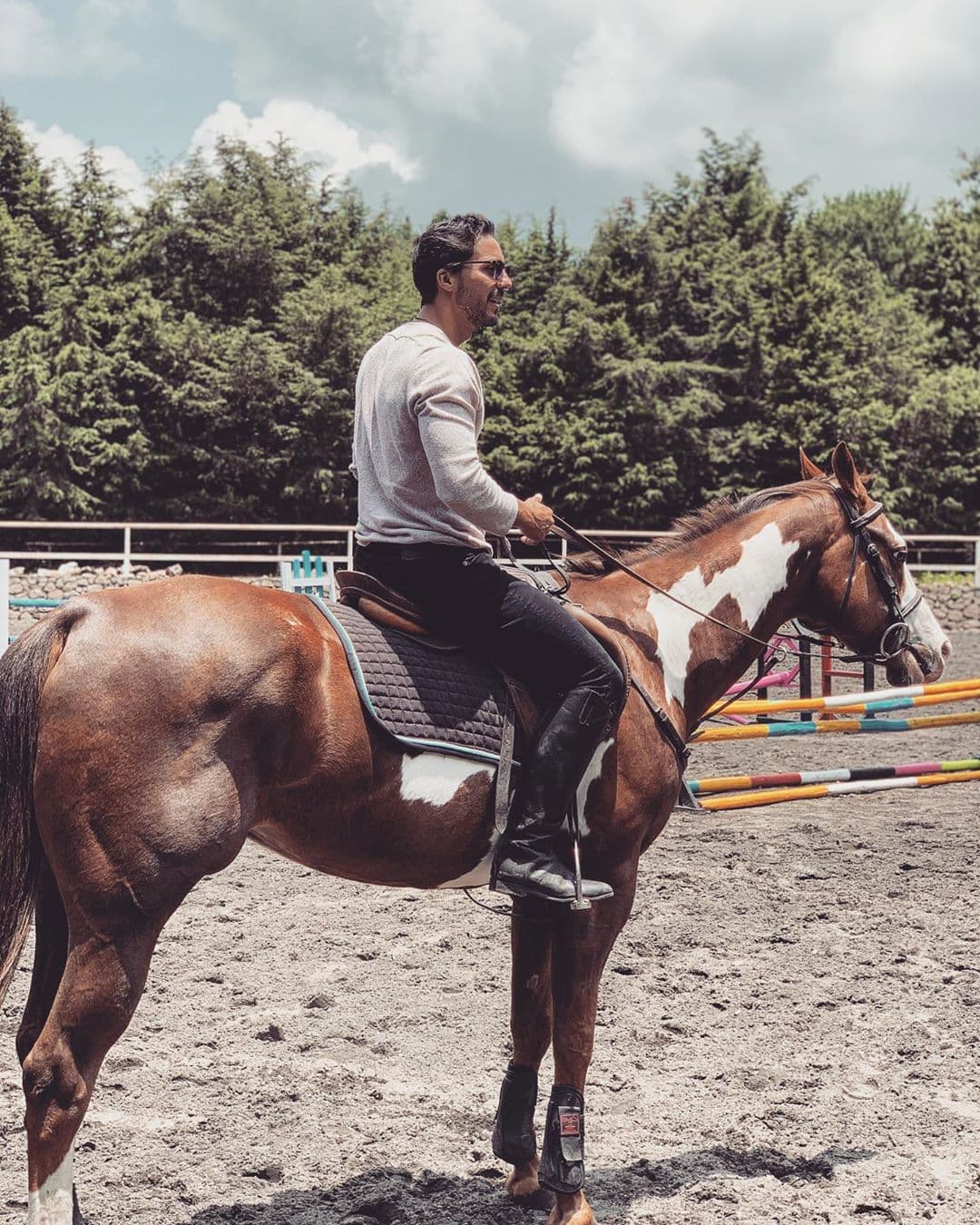 ¡Además sabe montar a caballo!