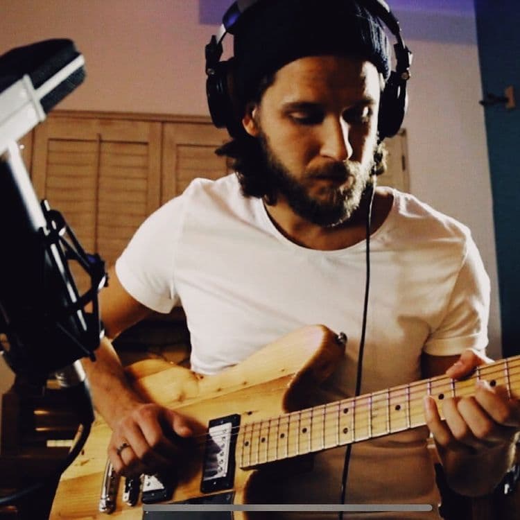 Ha grabado varios sencillos, pero solo tienes dos EP: ‘I am’ (2013) y ‘Here and now’ (2015).