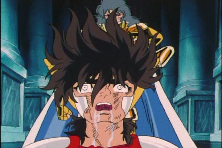Un endemoniado Saga de Géminis dejó a Seiya prácticamente como vegetal y barrió con su cuerpo el Santuario desde la casa de Aries. Aún así terminó derrotado. Pero el castigo que se llevó el Caballero de Pegaso fue bestial.