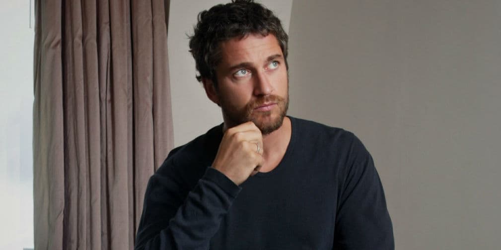 6. Gerard Butler: Este actor y productor de cine escocés luce bastante varonil con barba y desaliñeado.