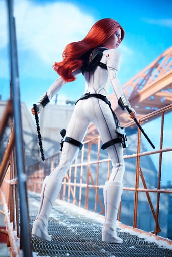 Uno de los modelos viste el uniforme blanco que se ve en el tráiler. Viene con el cabello suelto y botas a la rodilla.