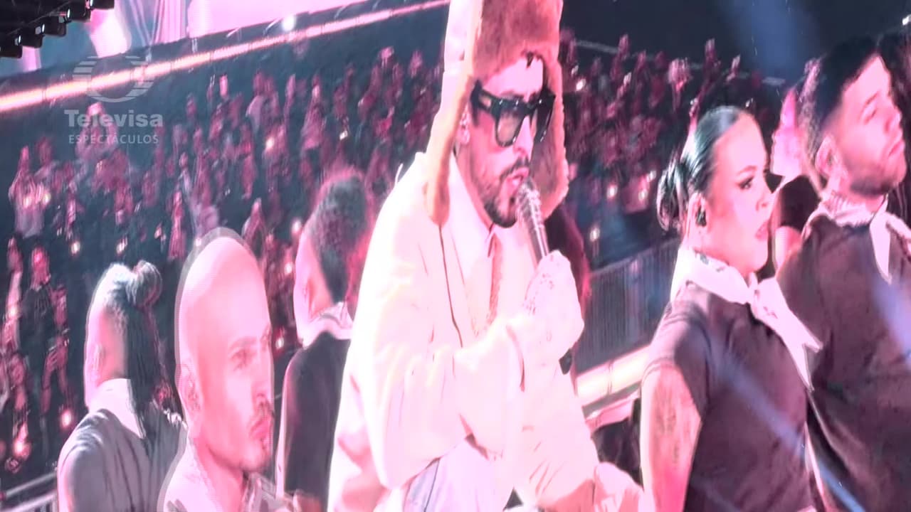 Bad Bunny cae en el escenario en su primer concierto en Ciudad de México