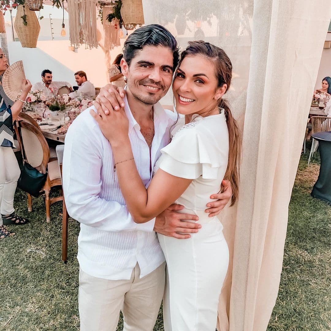 Alejandra compartió una fotografía junto a su pareja, Bobby Veytia. “¡Mi date! Los papás de la bebecita Luciana. Gracias a todos por estar en este día tan especial y sé que exigimos muchas cosas para poder estar unidos. Gracias #BautizoDeLu”, añadió.