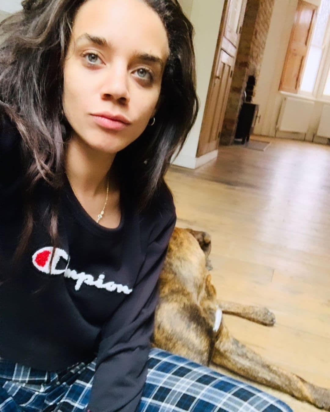 Tiene su cuenta oficial de Instagram, que cuenta con más de 231 mil seguidores en la que comparte fotos de sus sesiones de fotos y algunos momentos personales.