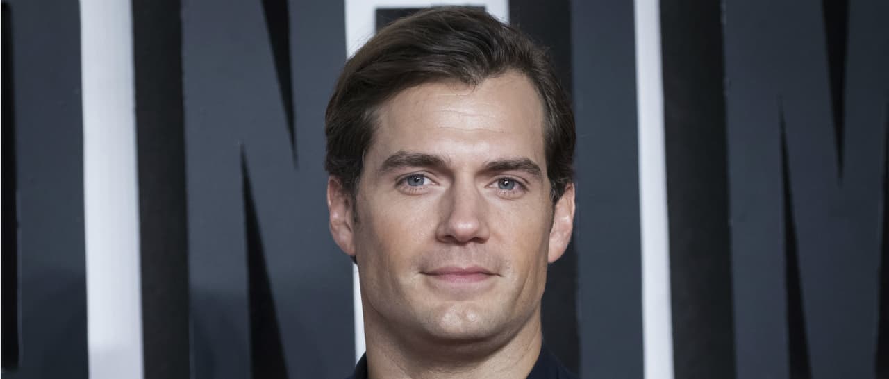 Su nombre completo es Henry William Dalgliesh Cavill. Nació el 5 de mayo de 1983 en Saint Helier, Jersey, Inglaterra.