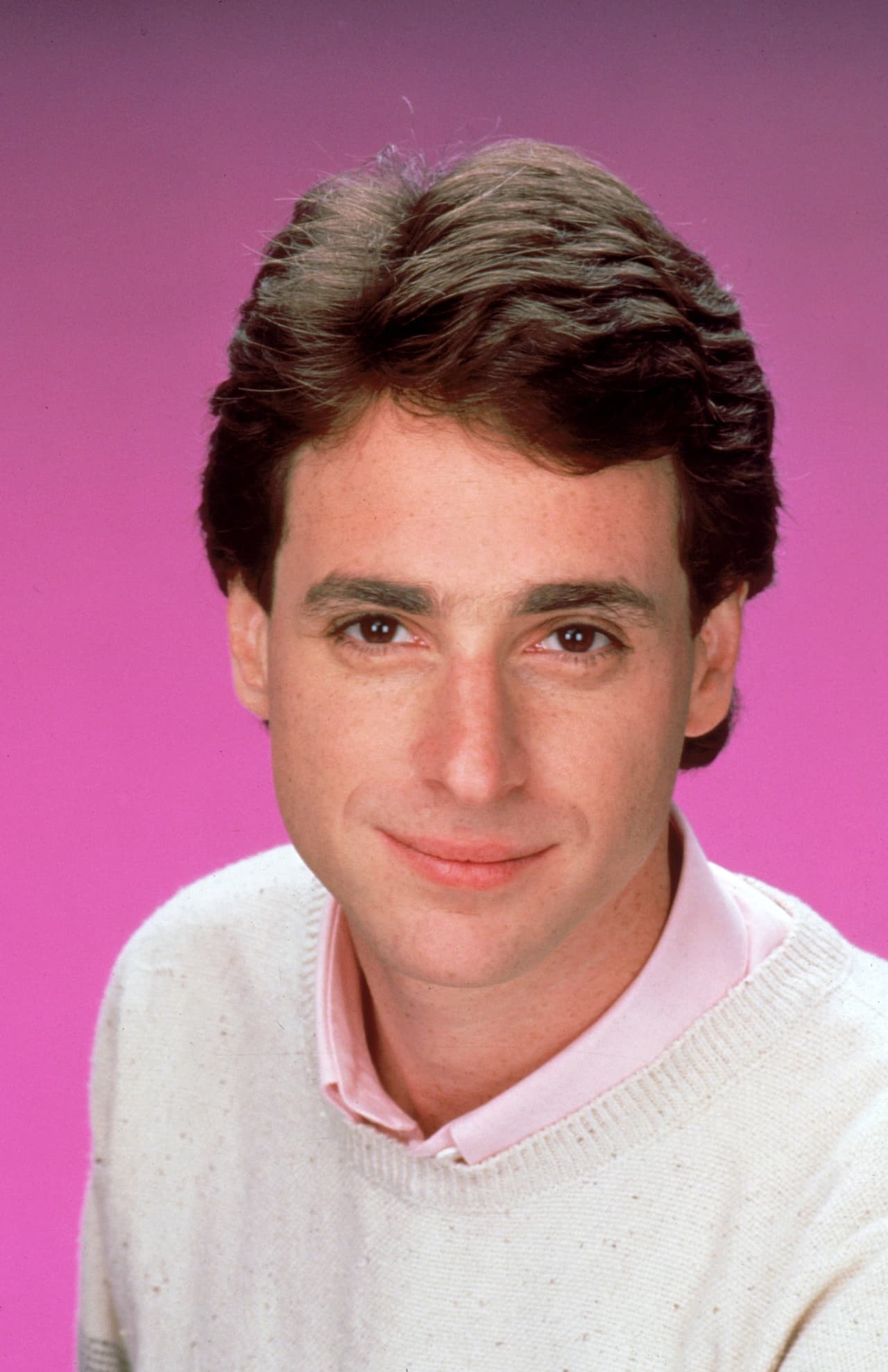 De acuerdo con IMDb, Bob Saget consideró dejar el programa en su primera temporada debido a que desaprobó a los escritores y las líneas de la historia, ¡y que bueno que no se marchó!