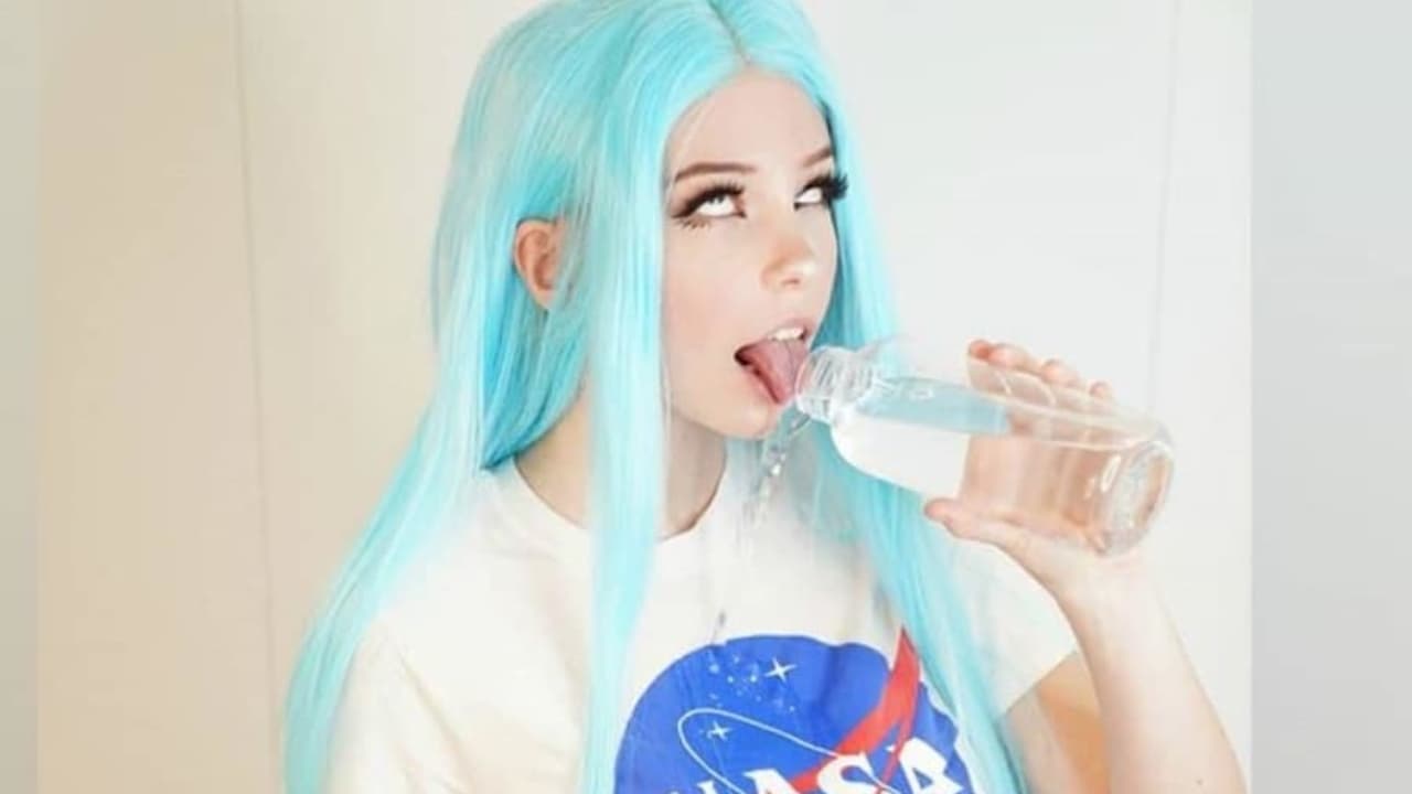 Entre los fetiches a los que suele recurrir está el "ahegao", del cual se le considera la reina.