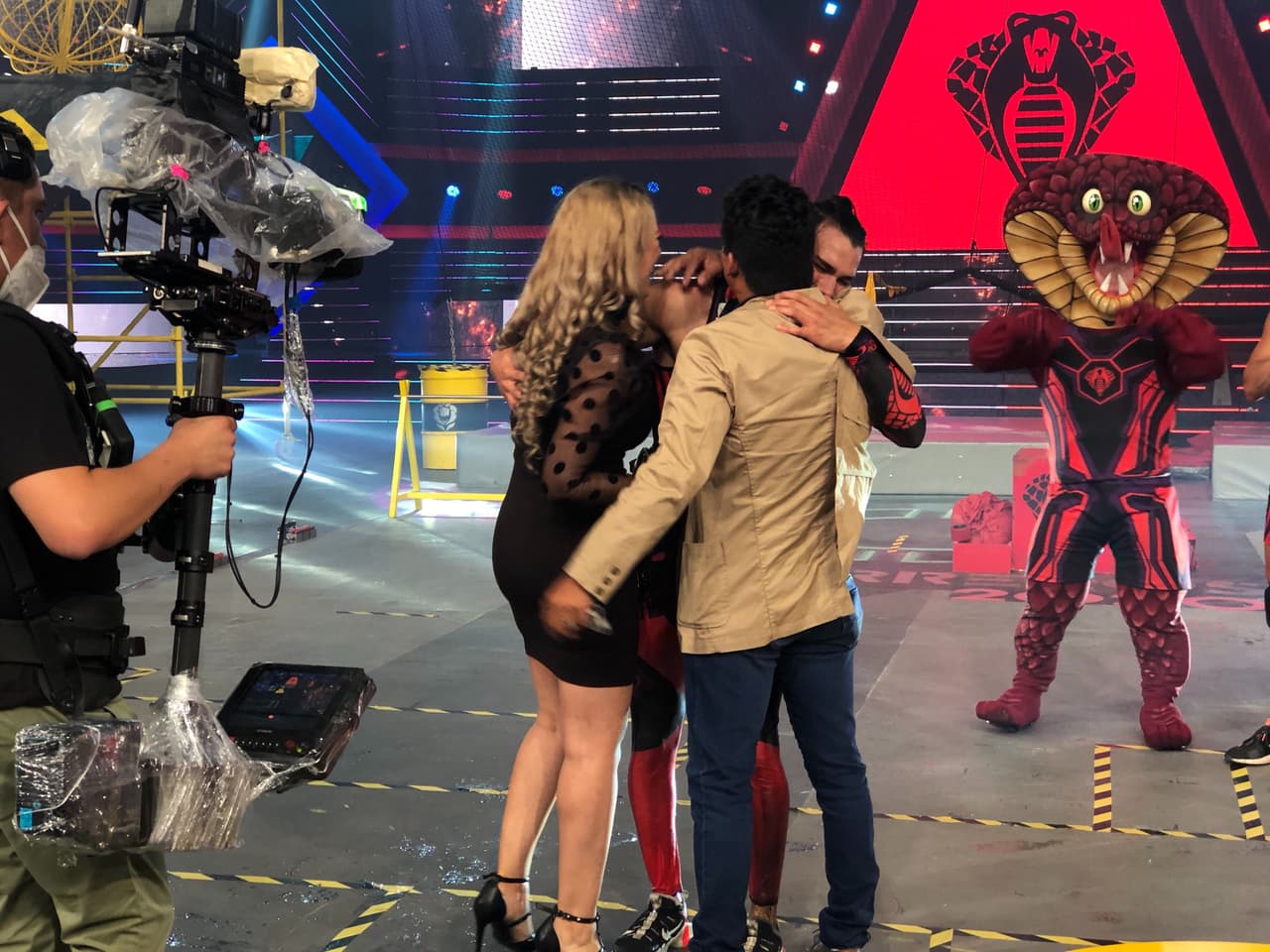 Siguió un duelo individual entre Montu y Brandon. Fue un duelo pesado al no contar con relevo, pero ninguno de los dos se rindió. “Wapayaso” celebró la victoria con sus papás en un momento emotivo.