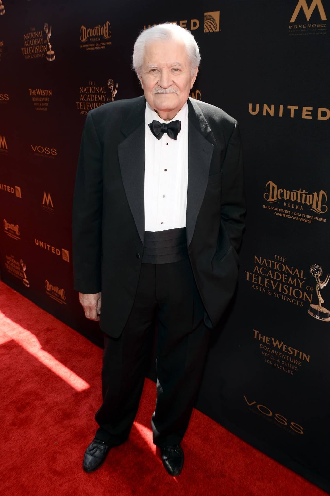 John Aniston en la alfombra roja de los Premios Emmy en mayo de 2016.