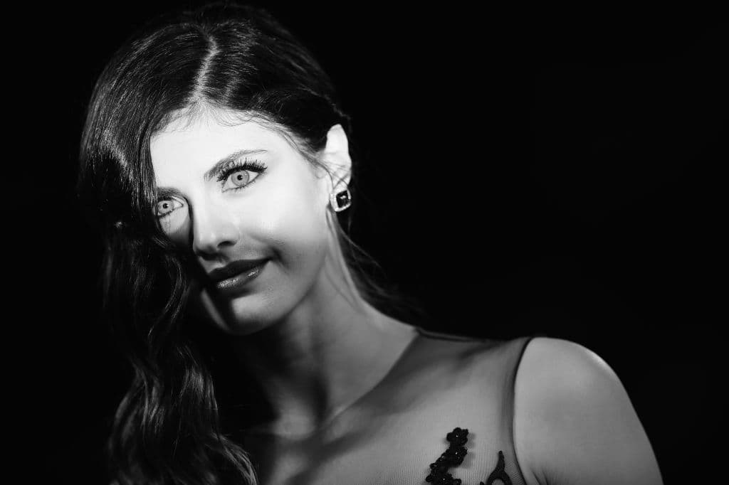 Esta fotografía en blanco y negro pierde su distintivo color, pero realmente realza su mirada.