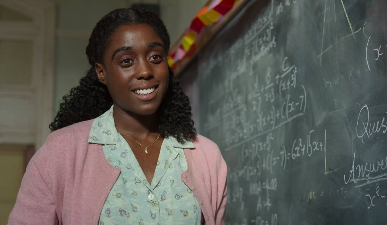 La maestra Miel es interpretada por Lashana Lynch.
