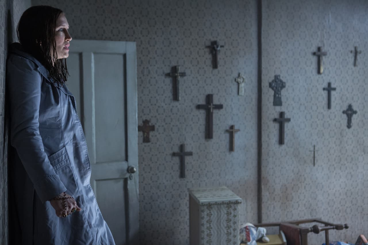 El niño fantasma que Lorraine ve cuando tiene una proyección astral se basa en la infame foto de Amityville supuestamente tomada por Gene Campbell, un fotógrafo profesional que formó parte del equipo que trabajó con los investigadores paranormales Ed y Lorraine Warren.