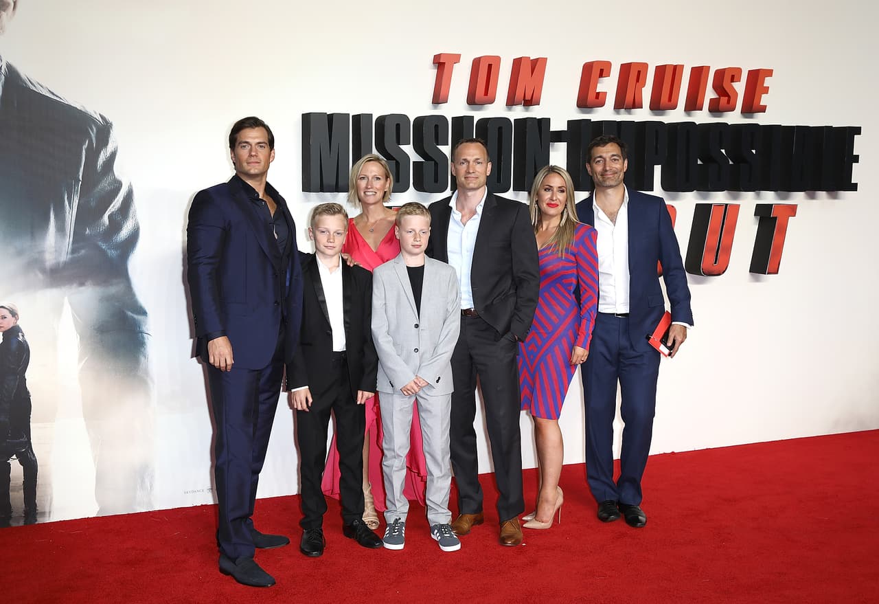 Henry Cavill y su familia en la premier en Reino Unido de 'Mission: Impossible - Fallout'