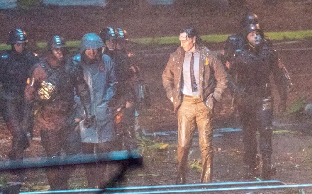 Las fotos dan a entender que Loki podría estar presente, como líder militar, en la Segunda Guerra Mundial.