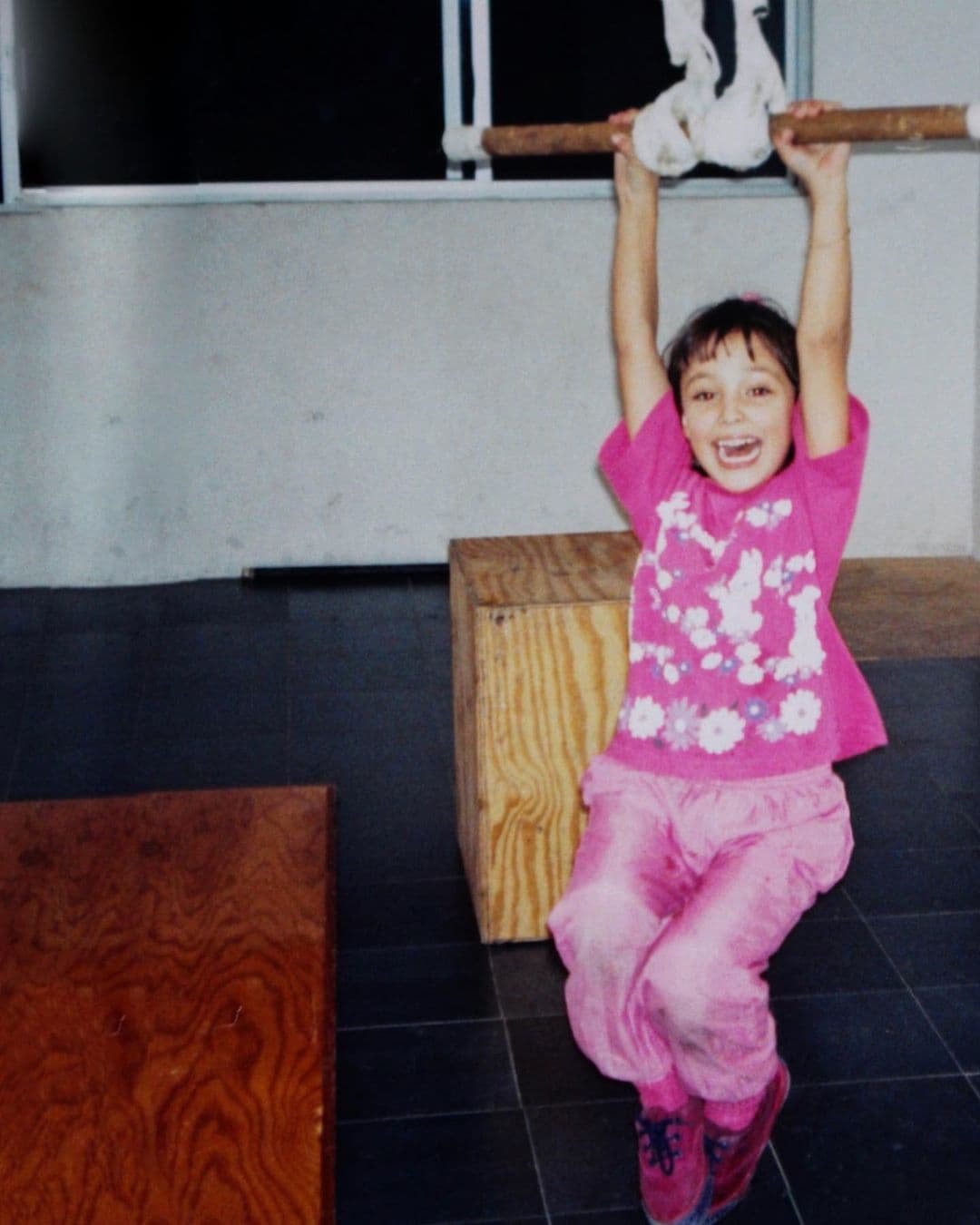 “Una vida en circuitos… mi papá me construía obstáculos y la pasaba heavy jajaja”, dijo Macky para celebrar el día del niño compartiendo una foto de su infancia.