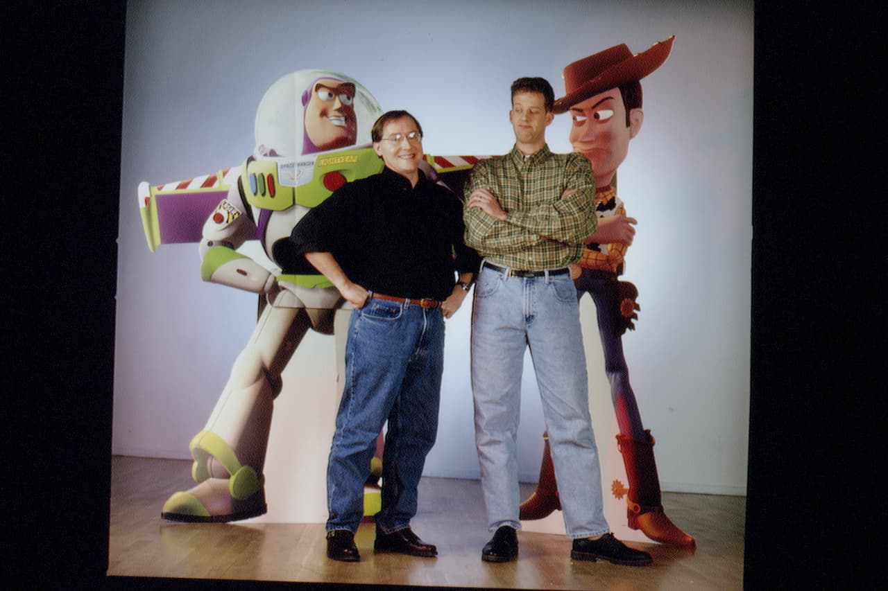 ¿Sabías que la primera inspiración para Toy Story fue la película ‘Tron’ de 1982? Esta cinta fue pionera en introducir la computación gráfica de una manera sorprendente, por ello tras verla, Lasseter le propuso un proyecto a Disney con la misma tecnología.