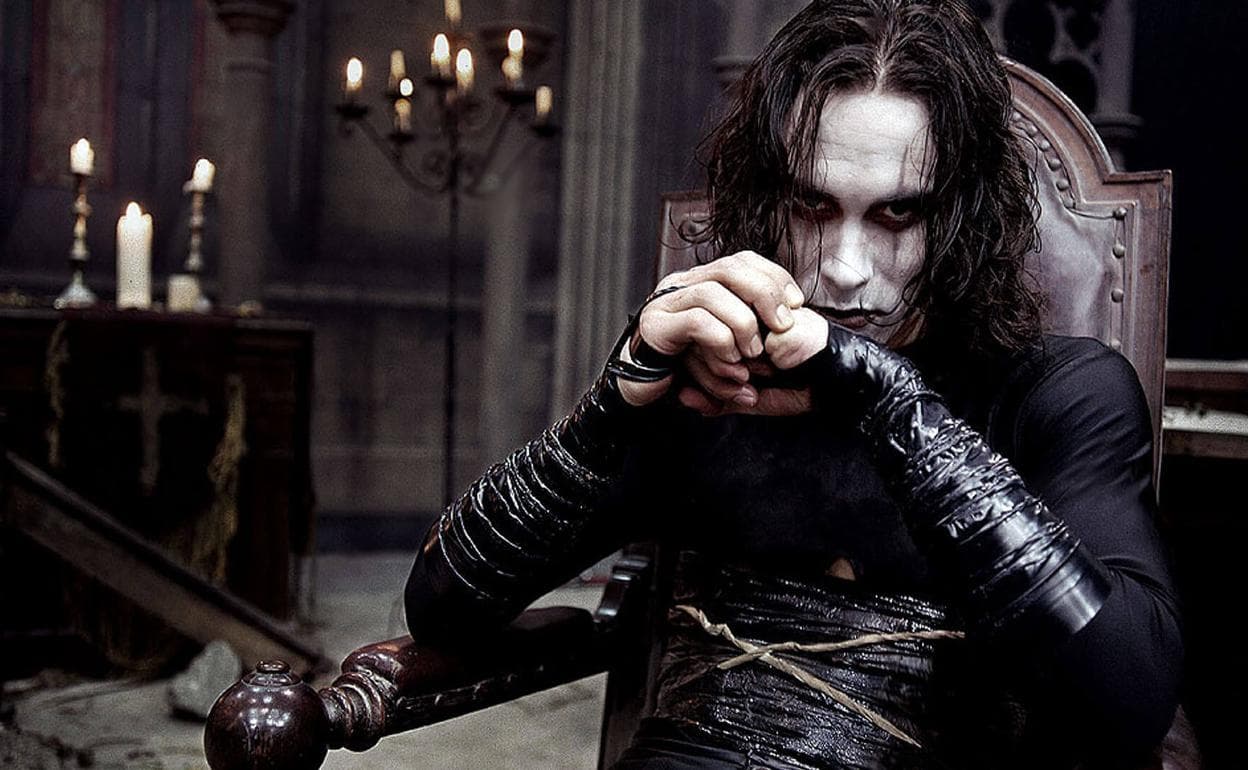 1993 - El cuervo: Dentro y fuera de la industria este caso es memorable por su desenlace. Brandon Lee, hijo de Bruce Lee, murió el 31 de marzo de dicho año porque la pistola que se usó en una escena era real, esto porque no había mucho presupuesto, así que no se pudieron conseguir cartuchos falsos y optaron por cargar el arma con balas reales. Entonces, Michael Massee apretó el gatillo sin que nadie revisara la pistola, la pólvora detonó con la fuerza suficiente para empujar la bala que había quedado atascada y salió directamente hacia el abdomen del joven Lee.