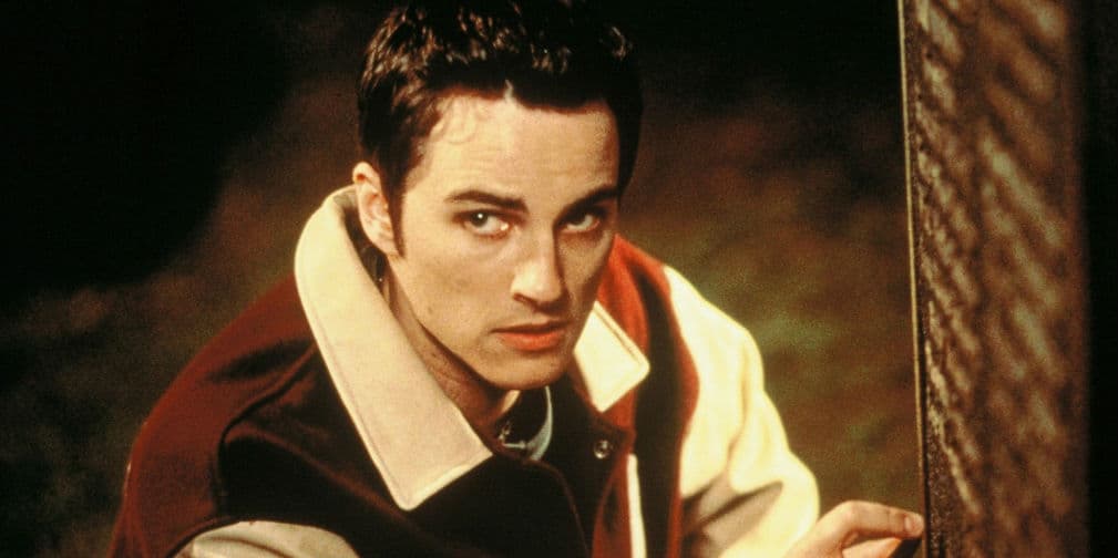 3. Kerr Smith (Carter Horton): Este villano de la cinta original muere aplastado por un cartel en París.