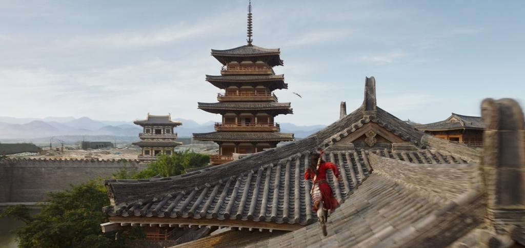 Mushu, el pequeño dragón, es un personaje que no aparece en la leyenda. Por ende, se explica su ausencia.