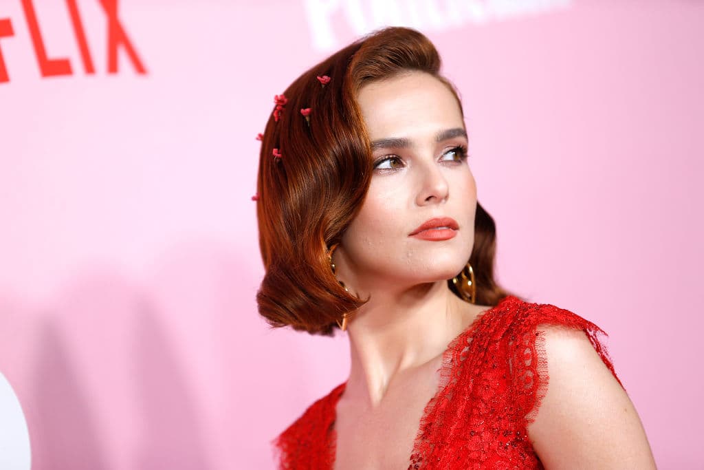 Zoey Francis Thompson Deutch nacio el 10 de noviembre de 1994 en Los Angeles, California. Una actriz y activista que también es reconocida por su sentido de la moda.