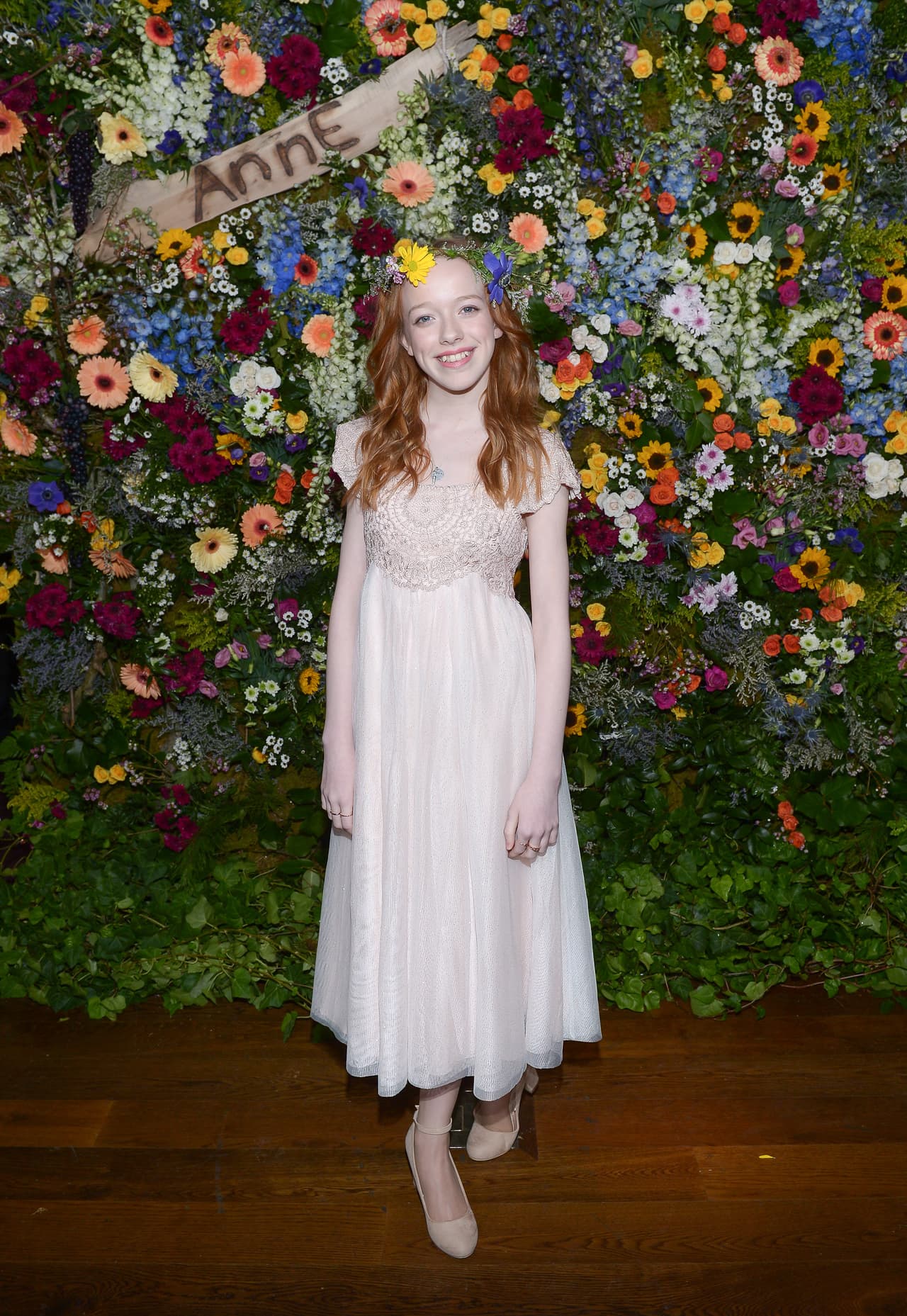 Amybeth McNulty es una actriz irlandesa de 18 años de edad, famosa por la serie Anne With An E. Estrenada en Netflix, nos cuenta la historia de una huérfana muy peculiar que vive con una familia de carácter intenso.