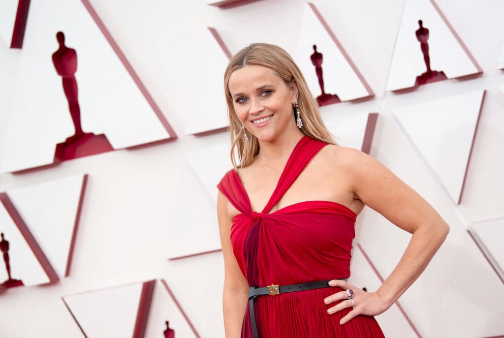 Entre las presentaciones, estuvo Reese Whiterspoon con un atuendo rojo.
