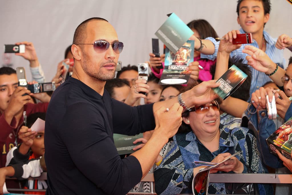 2009 - El 15 de marzo de este año, el actor Dwayne Johnson firmó autógrafos para sus fanáticos durante el estreno de "Race to Witch Mountain (La Montaña Embrujada)" en Cinemex Santa Fe en la Ciudad de México.