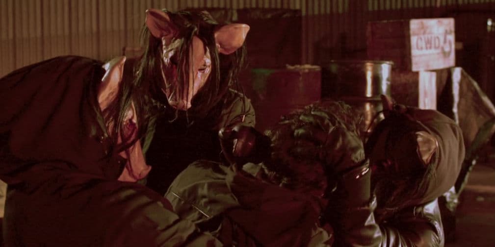 6. Saw: En El Juego del Miedo, Jigsaw utiliza una máscara de cerdo para secuestrar a sus víctimas.
