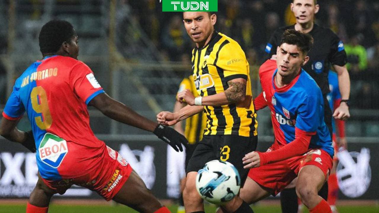 Orbelín Pineda, titular y AEK iguala con Volos sobre el tiempo