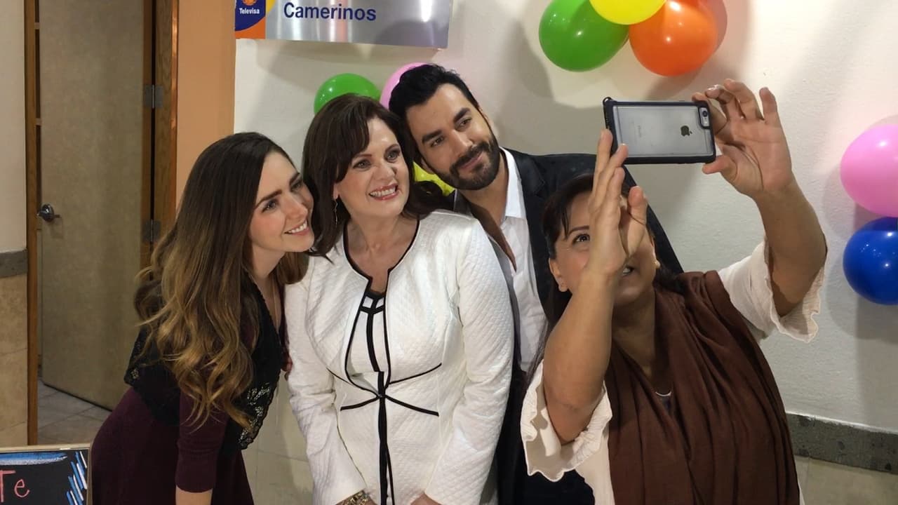 Erika Buenfil celebra su cumpleaños con sus compañeros de 'La Doble Vida de Estela Carrillo'