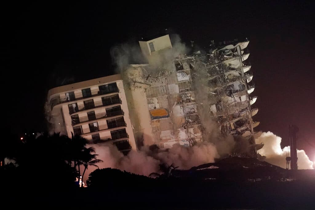 El colapso de la torre de Surfside comenzó en la piscina: incumplieron con el diseño original, dicen investigadores