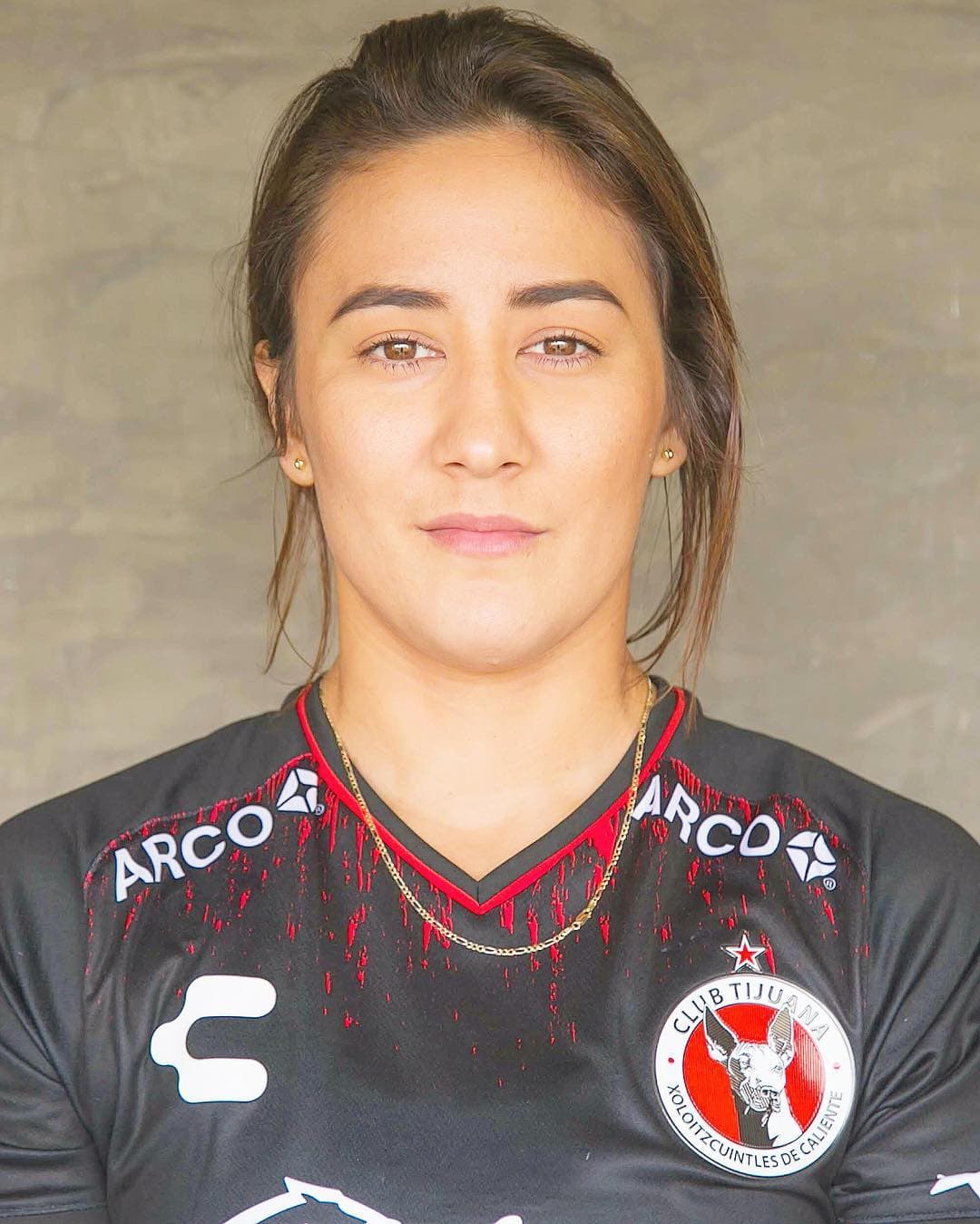 En enero de 2019 subió una fotografía usando su uniforme de Club Tijuana, equipo al que llegó en 2007. “Me dedicaba antes a bailar, pero un día me invitaron a participar en el selectivo de la secundaria, me entusiasmé y acepté. Siguieron varios torneos, me gustaba mucho meter goles, jugar en el campo, pero me dije, hay muchas delanteras y por eso quise ser portera, paso a paso llegué a selección estatal y después a la selección nacional, dijo en entrevista a Xolos.com.mx.