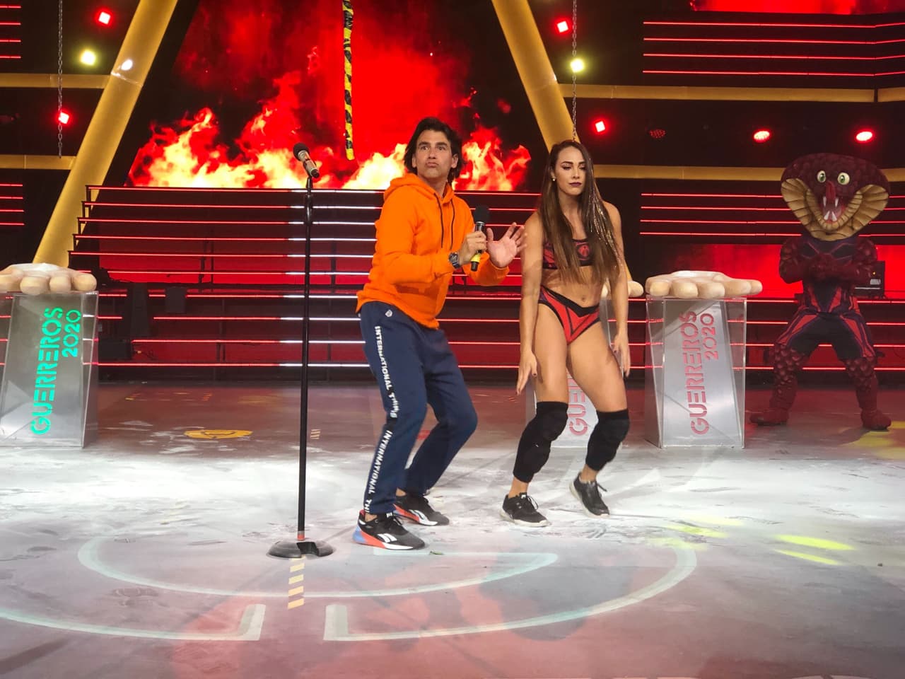 Por su parte, Macky se llevó el triunfo en este juego y para celebrarlo bailó “La mujer del pelotero” del grupo Merenglass, quien prometió cantársela en vivo si Cobras ganaba. Esta vez, nuestra capitana estuvo acompañada en el baile por Mauricio Barcelata.